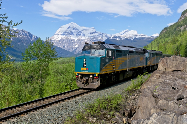 Em inesquecíveis jornadas atravessando o Canadá de leste a oeste, norte a sul, as rotas da VIA 
permitem aos passageiros uma conexão direta com as comunid